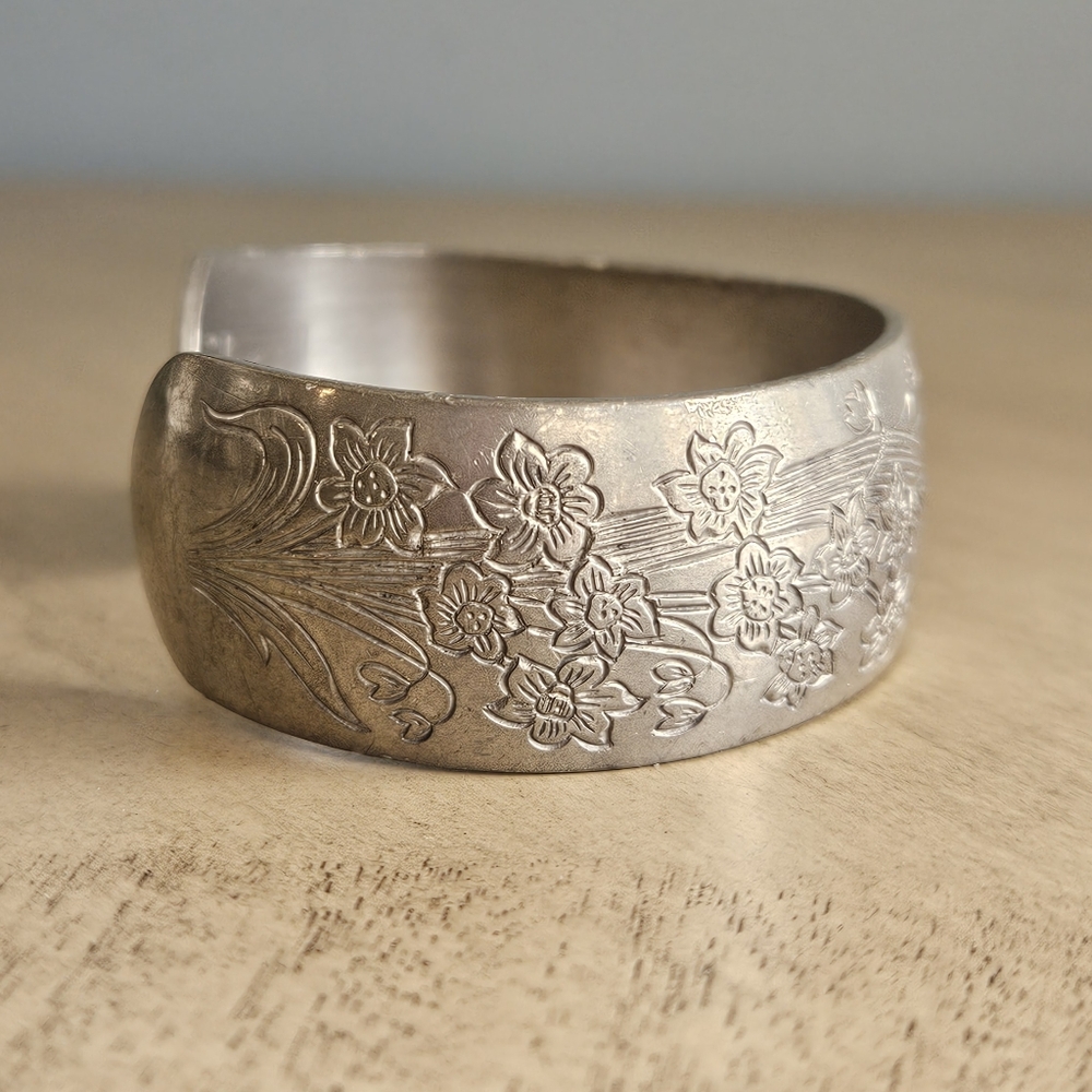 Vintage Wide Cuff Floral Engraved Bracelet Signed Narcissus 900-12 Kirk Pewter - Picture 3 of 10